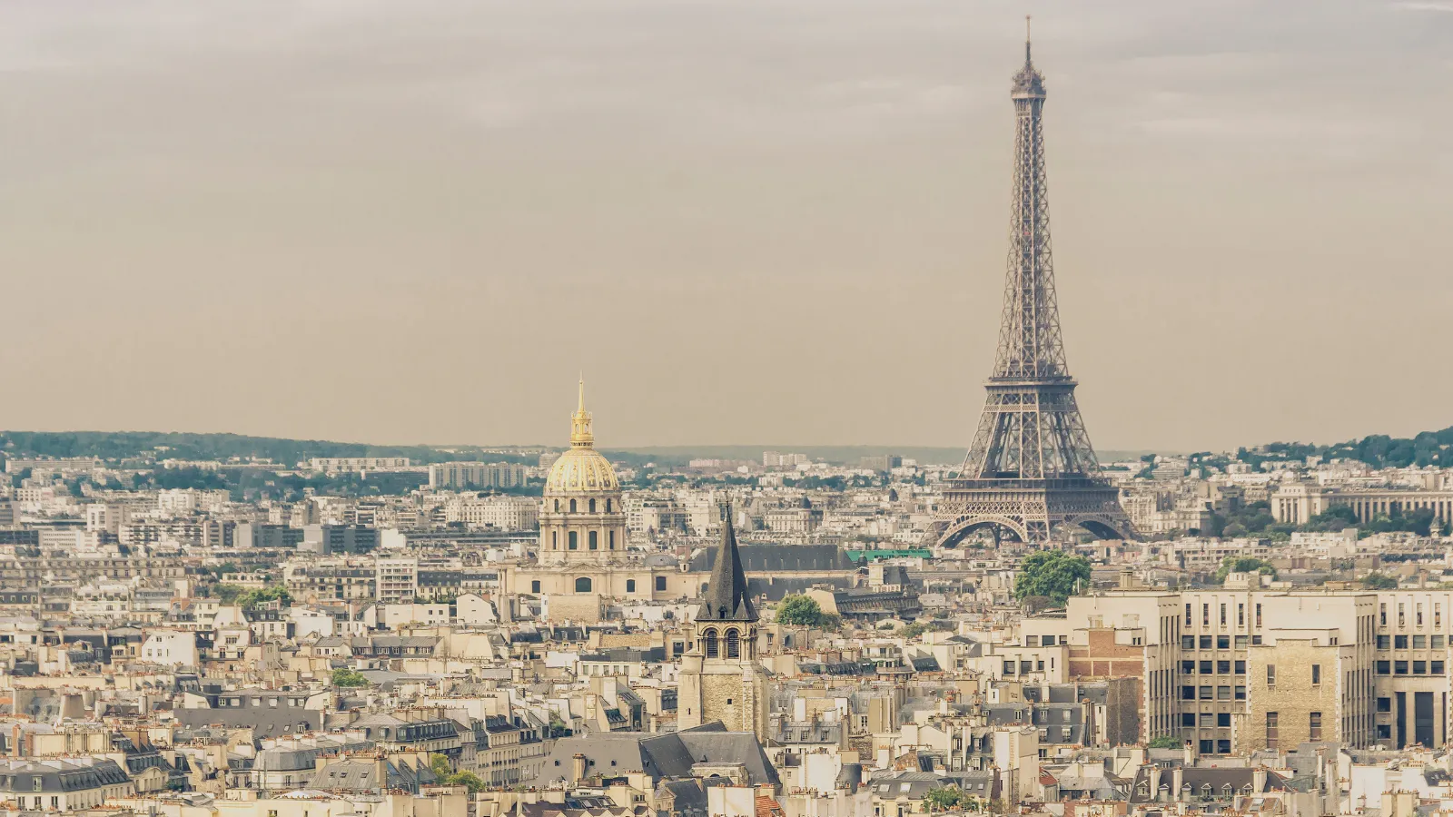 a photo of the Paris skyline