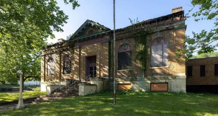 Image of the outside of the Middletown Carnegie Library