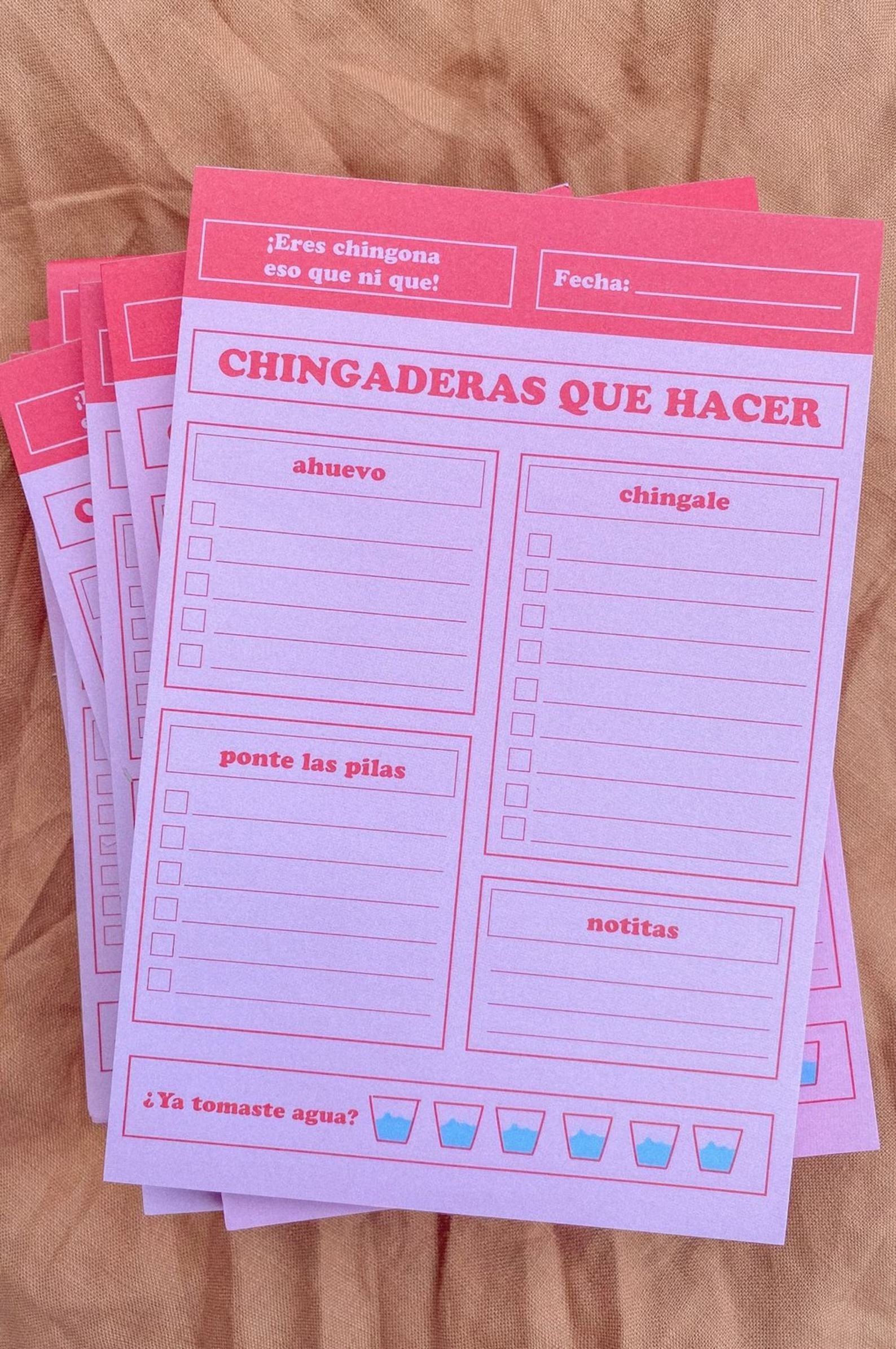 a pink notepad with the words "chingaderas que hacer" near the top with four divided checklists 