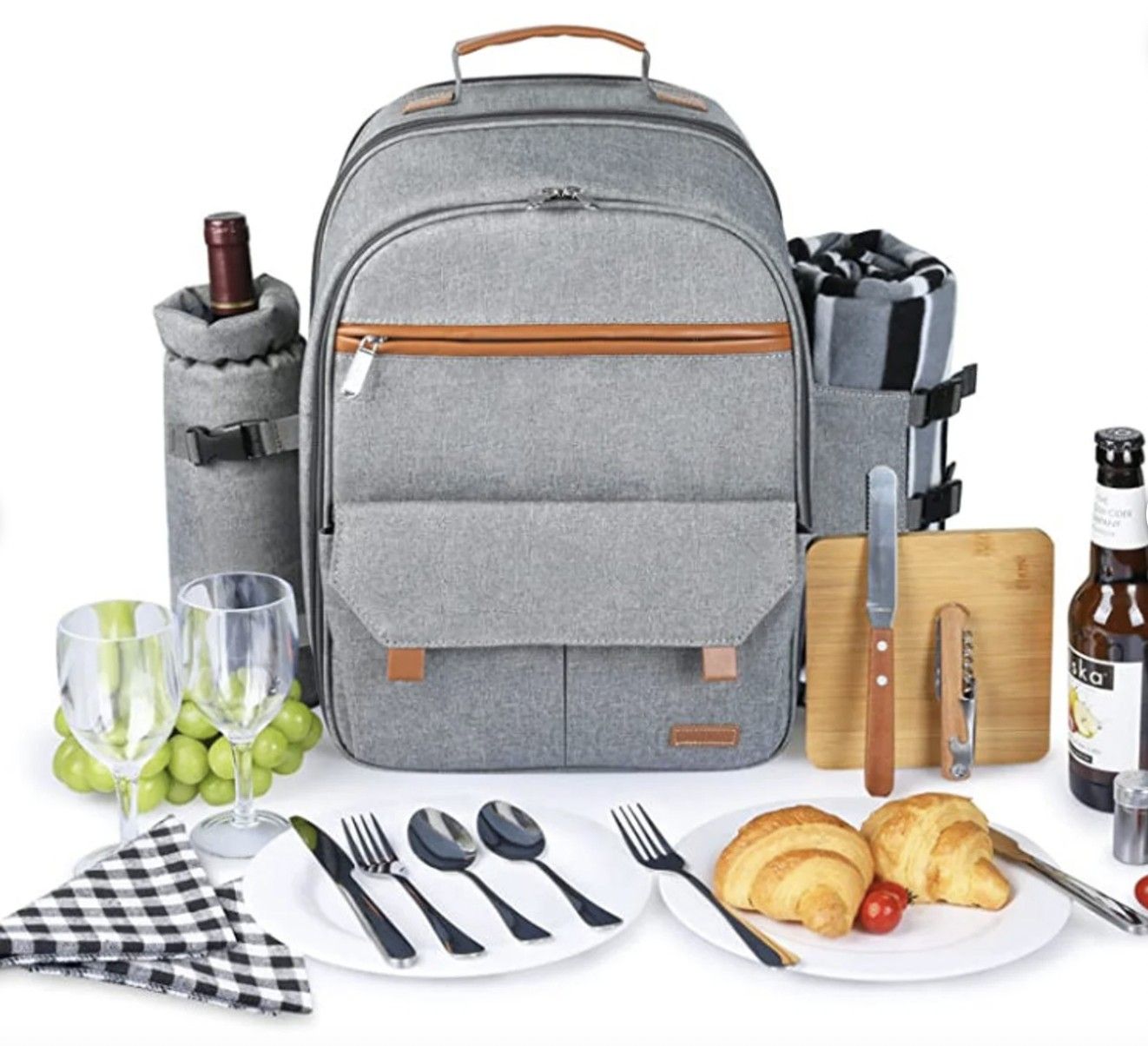 La imagen de una mochila con varios materiales de picnic, que incluye platos, artículos de plata, vasos, tabla de cortar, cuchillo de queso y más