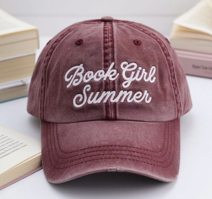Una fuente de escritura a mano 'Book Girl Summer' de Burdeos Baseball Gat.