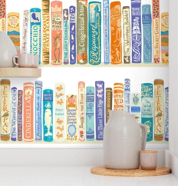 Papel tapiz que muestra las espinas de los libros de cuentos de hadas