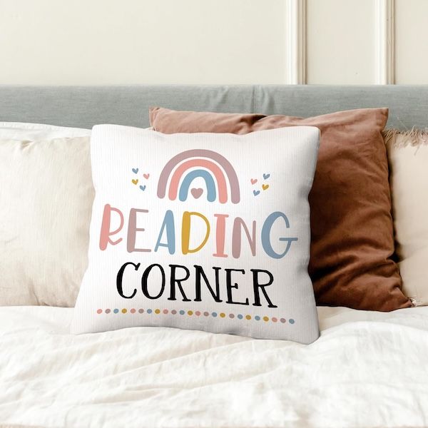 Almohada con palabras "Esquina de lectura" en