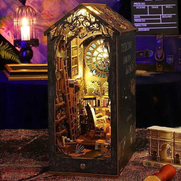 Un libro con una escena en miniatura en una silla de lectura en una habitación cómoda llena de libros