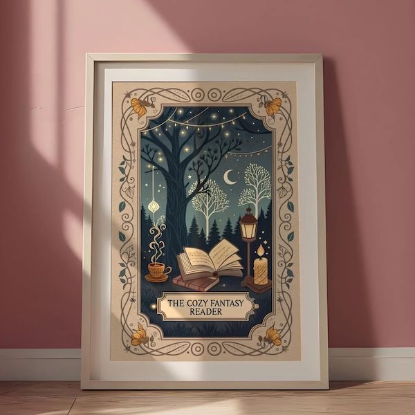 La impresión artística inspirada en el Tarot enmarcada de un libro abierto, una vela, café de vapor y una escena de madera oscura en el fondo. El texto lee en un plato "Cómodo lector de fantasía"