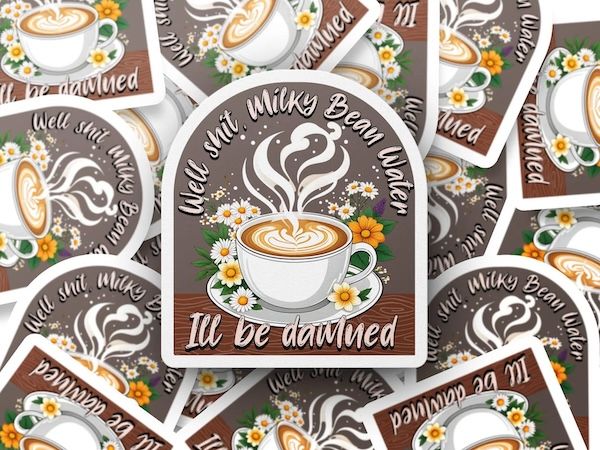 Una taza de café de vapor y la etiqueta de esmalte del texto "Maldita sea, jugo de frijoles, seré maldito"
