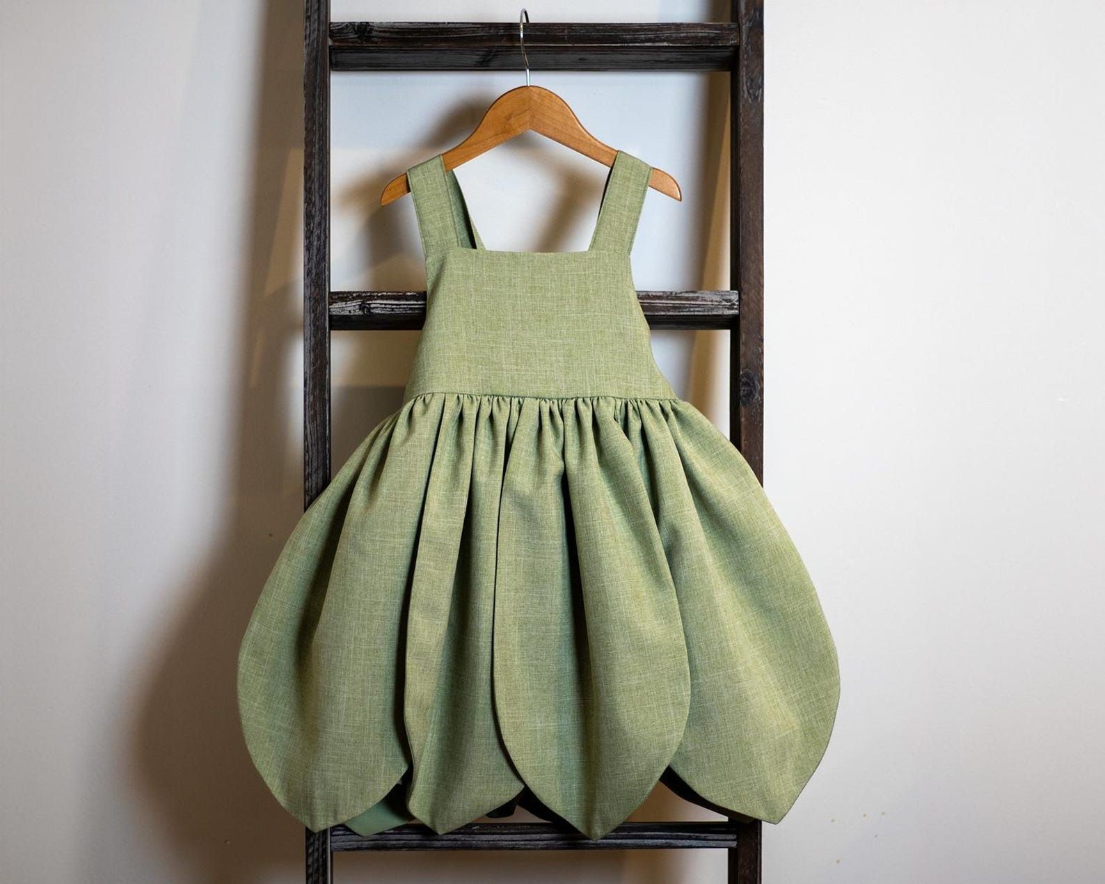 a dress with a skirt like leaves, in the the style of Tinkerbell